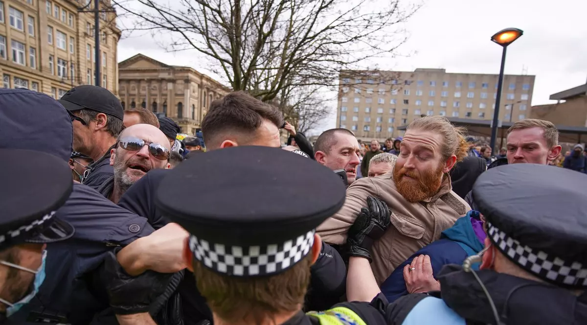 9 polițiști, răniți în protestele de la Bradford. Un grup de manifestanți încercat să atace un centru de vaccinare