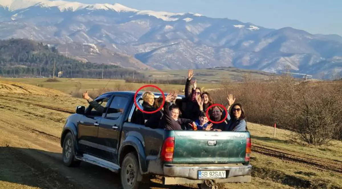 Raluca Turcan, fără mască la o acțiune din județul Sibiu. Ministrul muncii s-a înghesuit într-o remorcă cu opt persoane