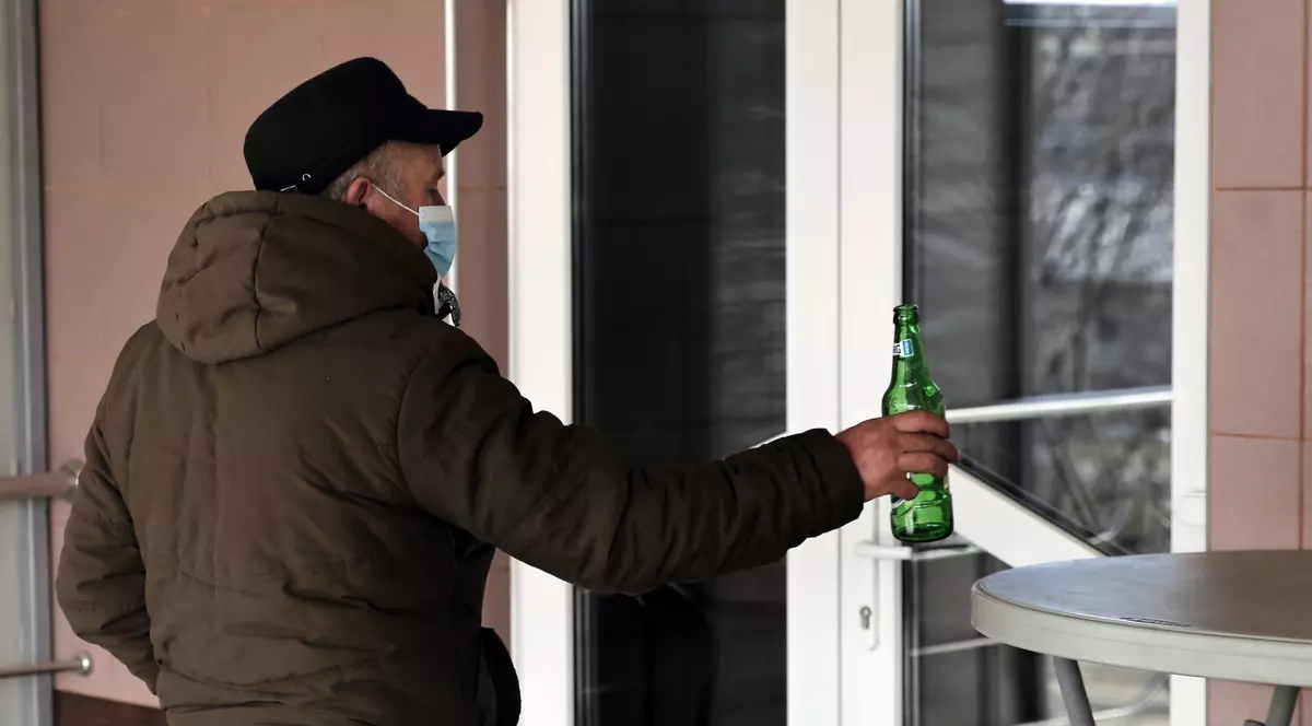 REPORTAJ în satul în care o viață valorează 5.000 de lei. La un an după ce 17 oameni au murit de la spirt contrafăcut, localnicii continuă să-l bea. „Mediul îi ține captivi”