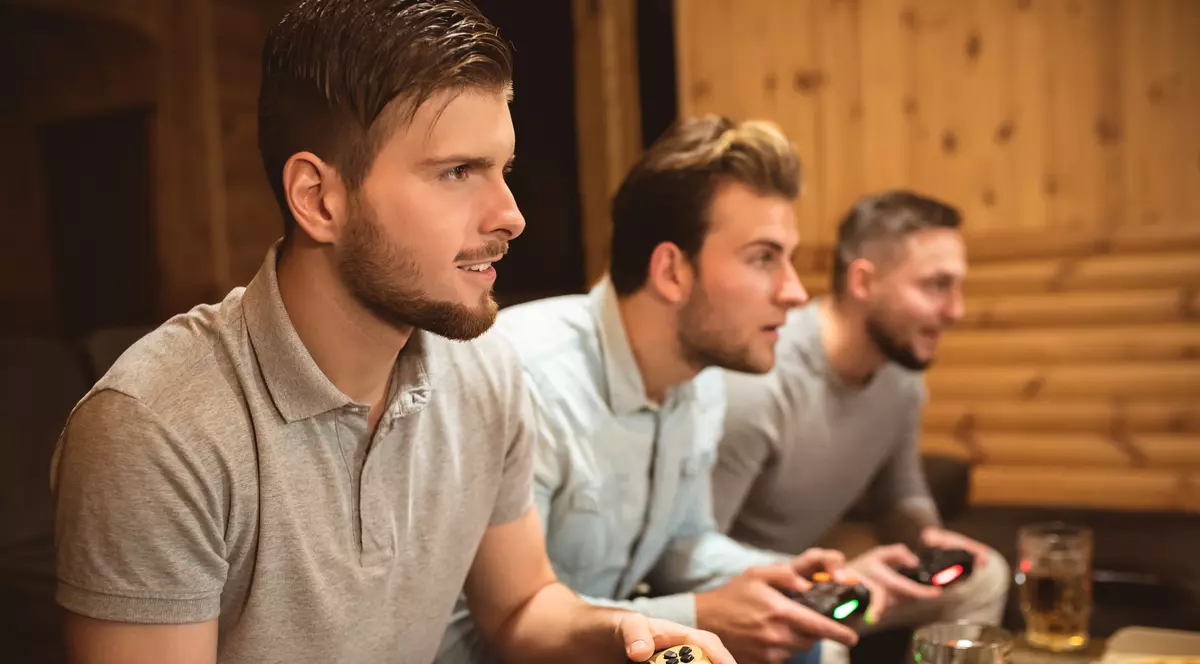 Studiu: Tinerii americani renunță din ce în ce mai mult la sex pentru alcool și jocuri video