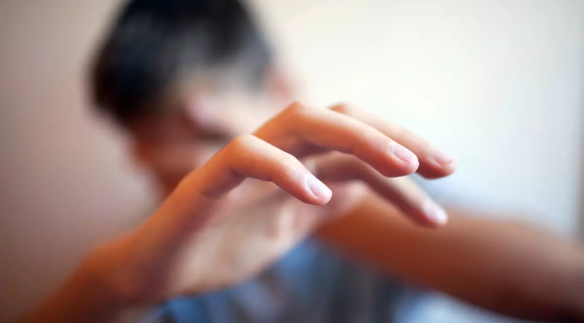 Abuzuri în care părinții nu și-au crezut copiii (I). Băieţel violat de un vecin de la vârsta de 6 ani și acuzat de mama lui: „Plângea şi m-am gândit că poate minte”