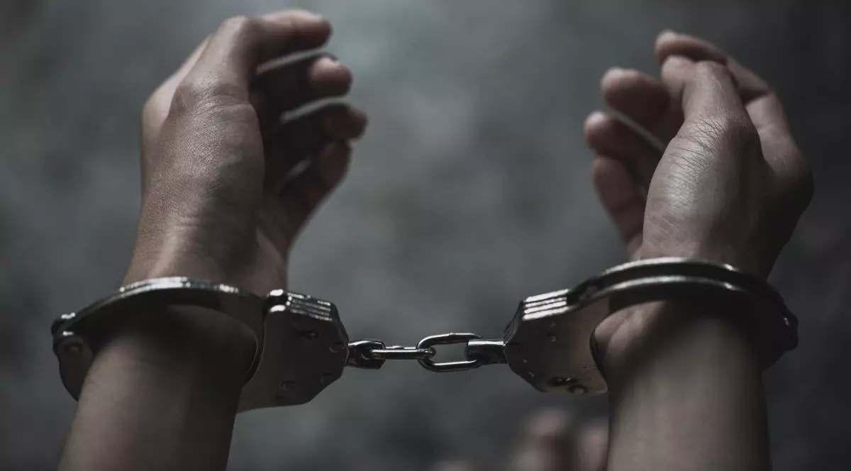 O femeie acuză abuzurile polițiștilor de la Secția 16, aceiași care au torturat doi bărbați anul trecut: „Din drogată, bețivă și zdreanță nu m-au scos timp de două ore”