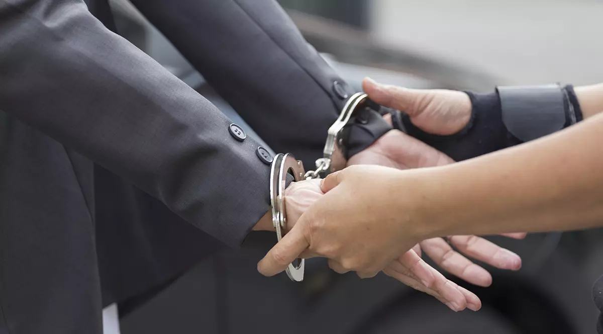 Un bărbat rămas încătușat după o extravaganță în dormitor a mers la poliție pentru a fi „eliberat”, în Germania