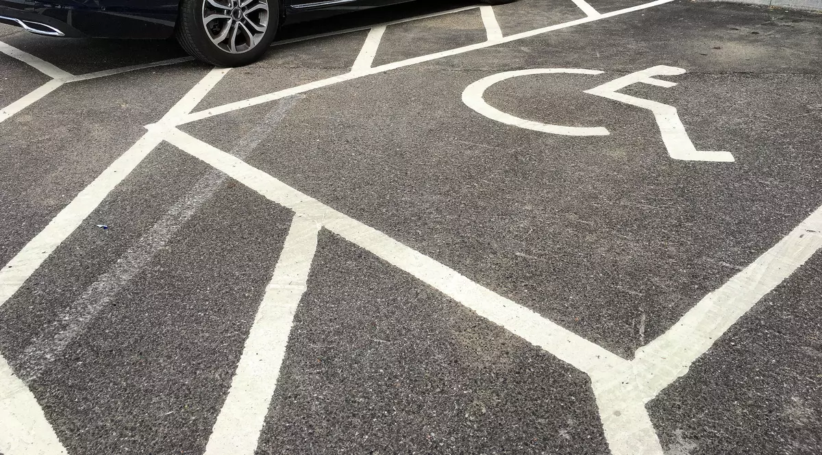 Plângere penală pe numele unui șofer care a ocupat locul de parcare al unei persoane cu handicap. „A accelerat spre mine cu intenția de a mă lovi”