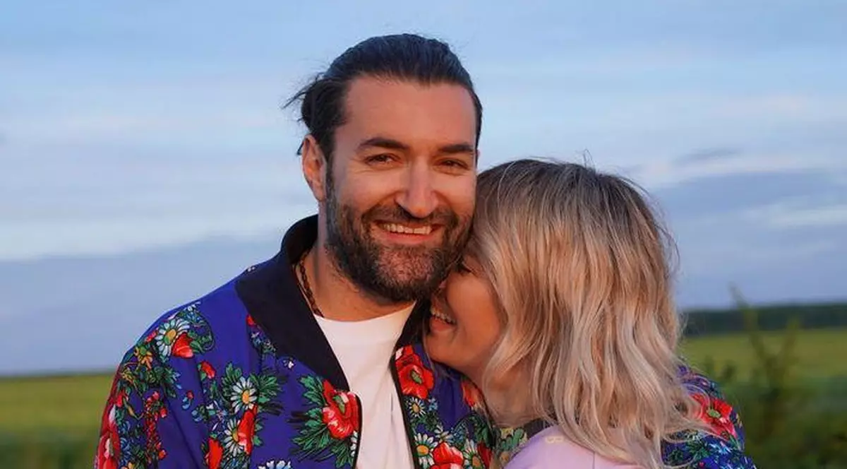 Imaginea cu Gina Pistol și Smiley a făcut senzație în mediul virtual. Cei doi au fost surprinși în timp ce se sărutau. „Cred că bebele deja este la ușă”