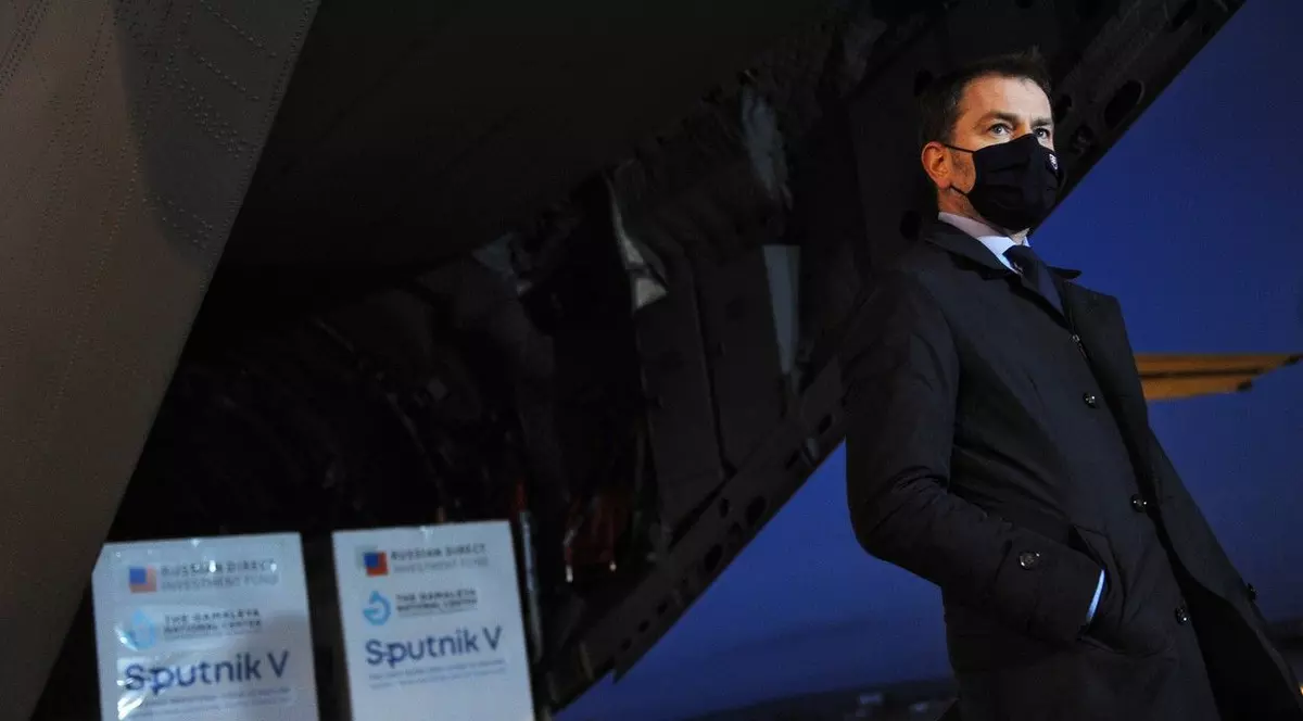 Fostul premier slovac Igor Matovic a întâmpinat la aeroport sosirea primelor doze din vaccinul Sputnik FOTO: Profimedia