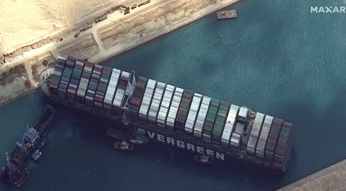 Nava blocată în Canalul Suez, un incident cu urmări din Rotterdam până în LA. Efectul dependenței de importurile din alt colț al lumii