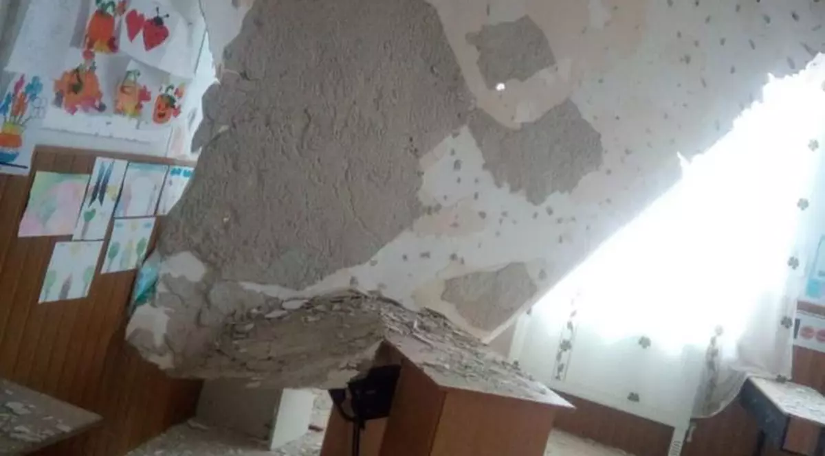 Tavanul unei clase de la o școală din județul Giurgiu, renovată recent, s-a prăbușit peste noapte. „Bine că noaptea, altfel...”