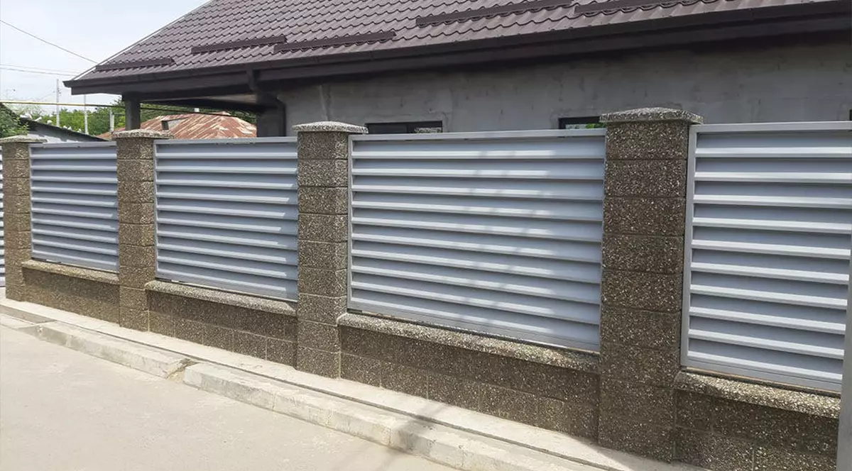 (Publicitate) Un gard jaluzea potrivit te poate scăpa de grija întreținerii în timp
