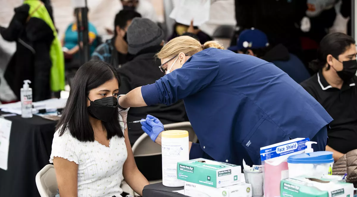 Expert din SUA: Persoanele vaccinate pot răspândi tulpina Delta. Ar trebui să poarte mască