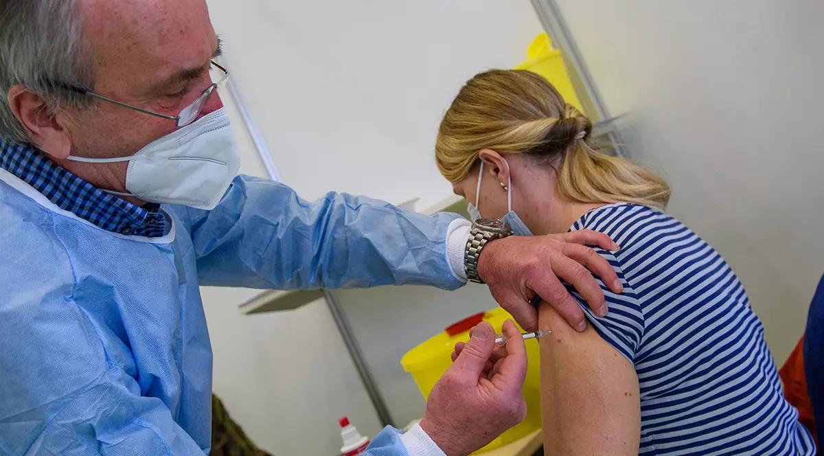 Președintele Asociației Medicilor de Familie: O reacție adversă crescută la vaccin înseamnă că persoana ar fi putut face o formă gravă de COVID