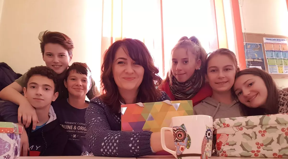 Cum i-a învățat o profesoară de română pe elevii săi să promoveze un castel în Europa și să facă genuflexiuni înainte de începerea orelor online