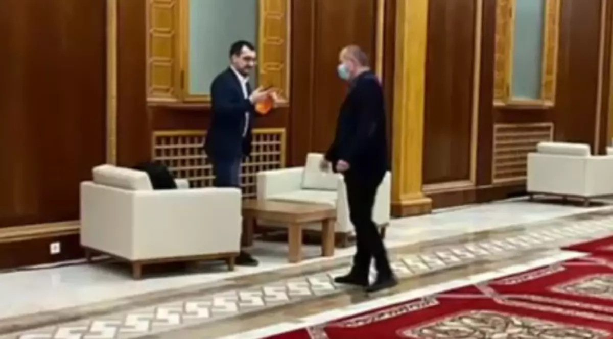 Ministrul sănătății, Vlad Voiculescu, surprins fără mască de protecție în Parlament. Cum explică situația