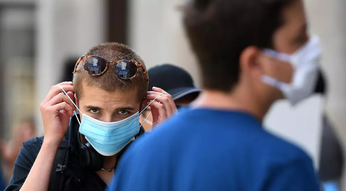 Măștile de protecție vor fi necesare timp de câțiva ani, susține epidemiologul-șef al Angliei