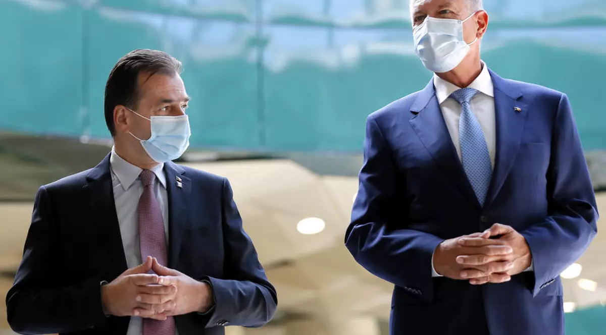 365 de zile și 21.342 de morminte mai târziu. Sau un an de când Iohannis ne spunea zâmbitor „să demitizăm un pic boala”