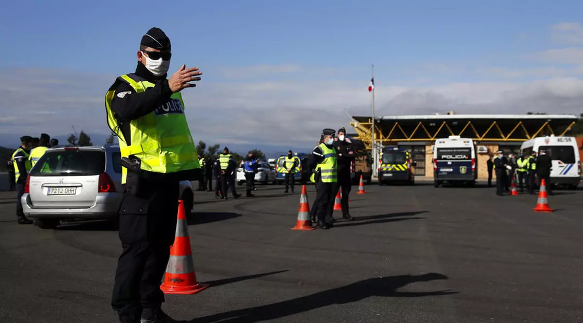 Autocar cu români, oprit la granița cu Franța, după ce șoferii și pasagerii au prezentat la controlul vamal teste de coronavirus false