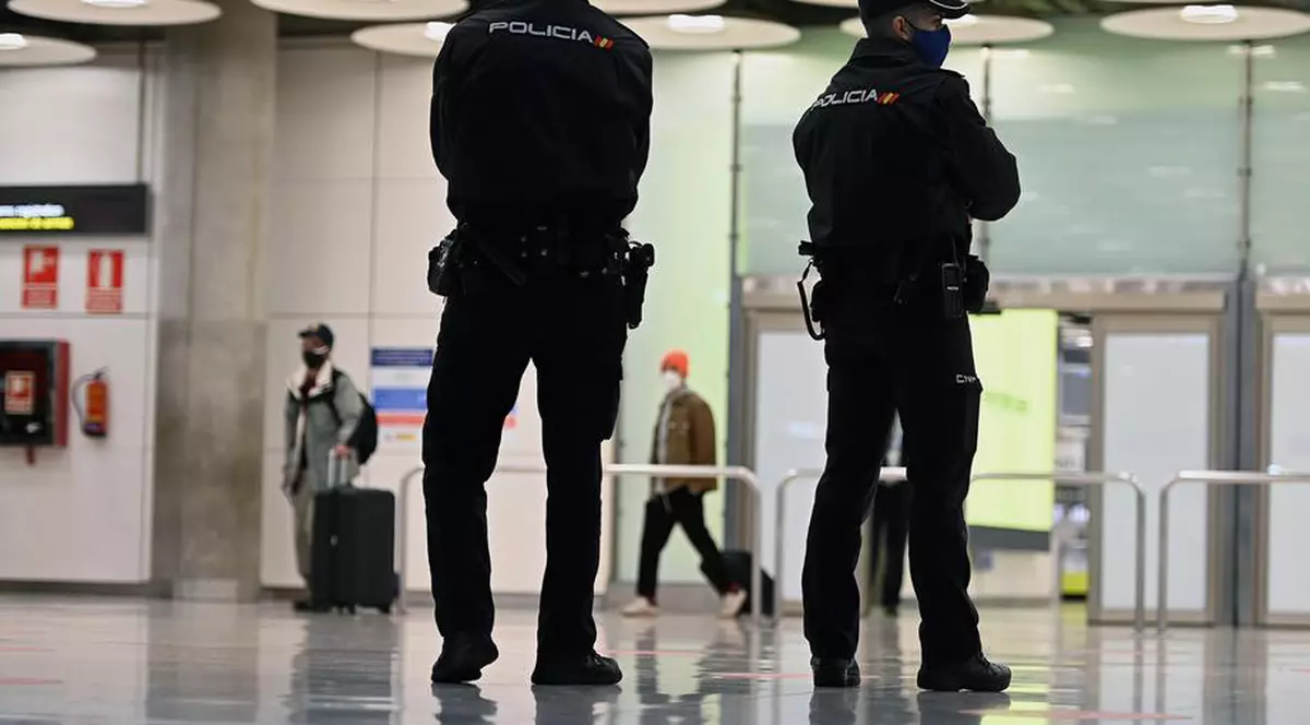 Român arestat pe un aeroport din Spania, când încerca să scoată un copil de 3 ani din țară. Bărbatul, acuzat că l-a răpit