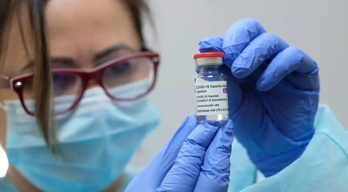 Nu doar România: mai multe țări UE și din afara Europei continuă vaccinarea cu AstraZeneca. „Să fim foarte atenți, dar nu isterici”