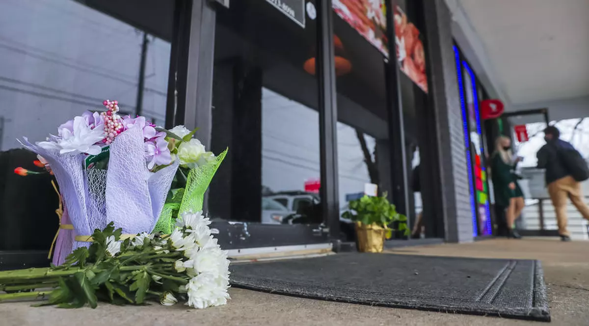 Bărbatul care a ucis opt persoane la trei saloane de masaj din Atlanta susține că motivul atacurilor a fost „dependența sexuală”