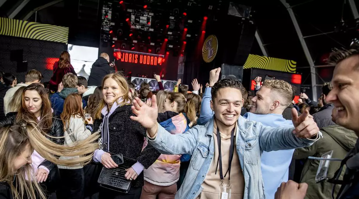 Festival-experiment în Olanda. 1.500 de oameni au petrecut pentru a vedea cum se răspândește COVID