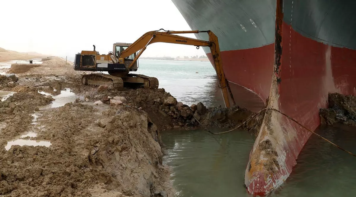 Criză în canalul Suez, după ce o navă a eșuat. Eforturi pentru reluarea traficului, în timp ce alte peste 150 de nave au rămas blocate