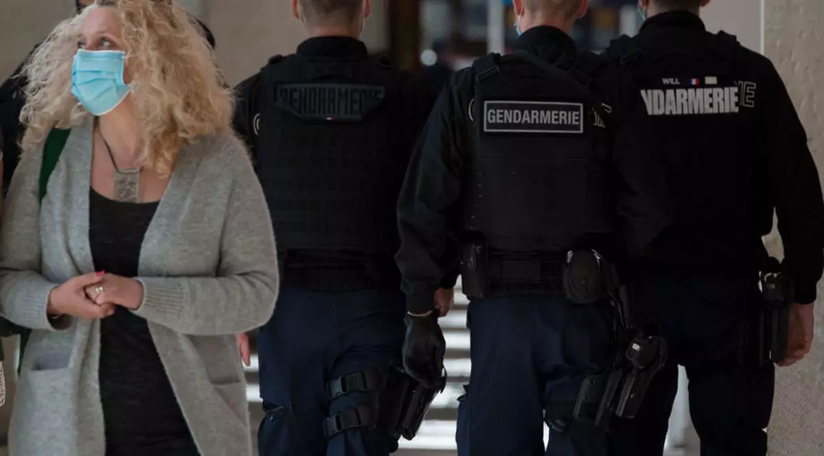 Franța impune restricții mai severe pe timpul zilei în noi regiuni pentru combaterea pandemiei de COVID