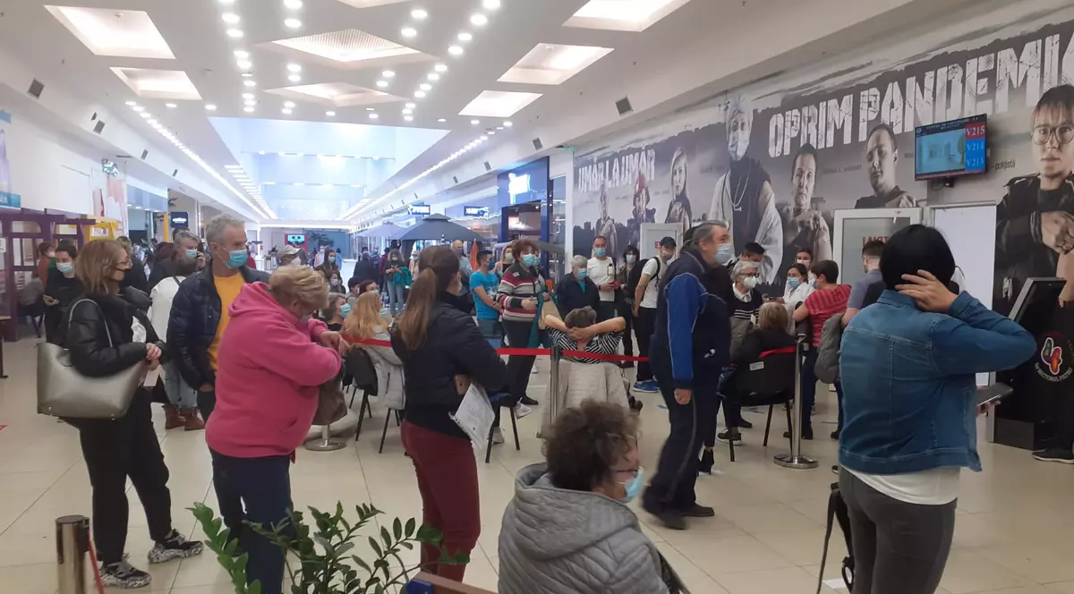 Cozi la mai multe centre de vaccinare din București, după ce dozele Pfizer nu au fost aduse la timp. Cadru medical, pe grup intern de WhatsApp: „Se mai știe ceva de doze?”