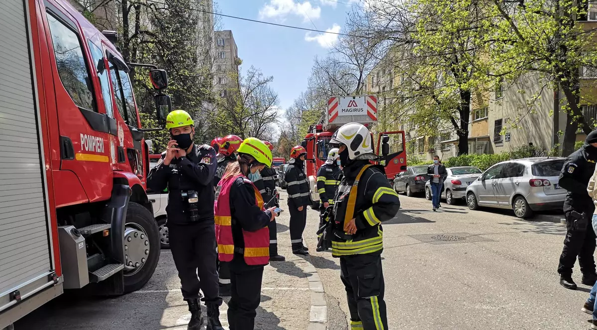 Bărbatul cu un copil în brațe care amenința că se aruncă de pe un bloc, reţinut pentru 24 de ore