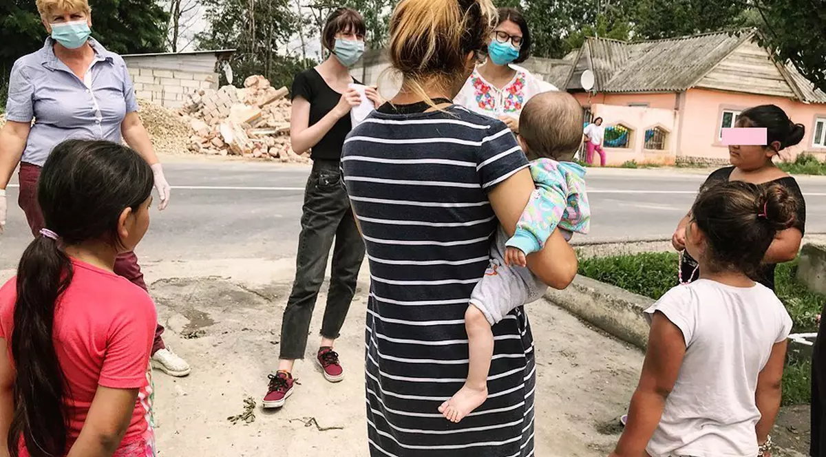 REPORTAJ. O asociație din București împarte absorbante femeilor din cartiere sărace și încearcă să șteargă tabuurile legate de menstruație