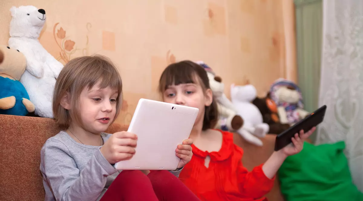 Ce propune Comisia Europeană pentru digitalizarea educației, în timp ce noi ne certăm pe tablete