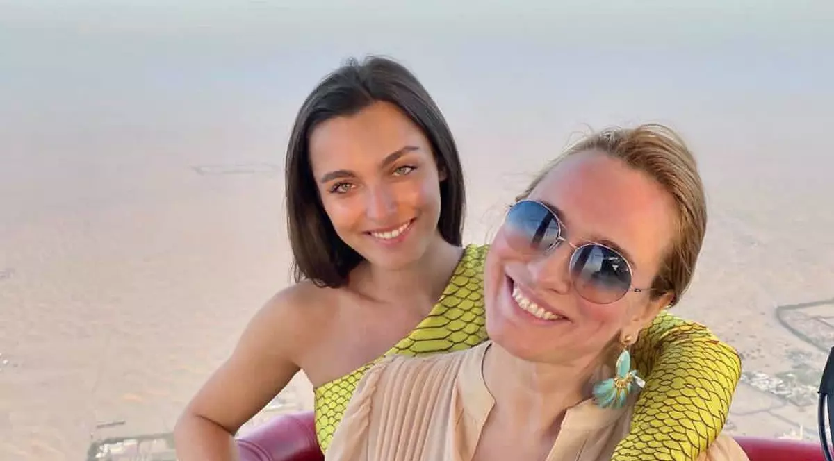 Imagini rare cu Andreea Esca și fiica ei în Dubai. Cât de bine arată Alexia în costum de baie