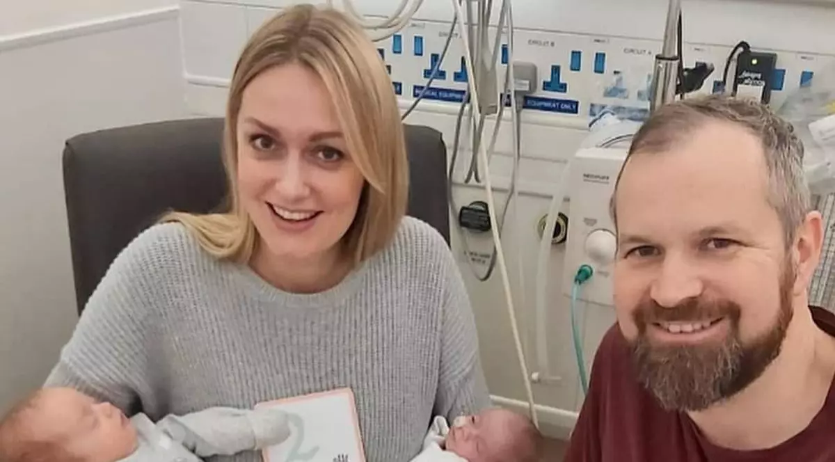 O femeie din Marea Britanie a născut gemeni concepuți la 3 săptămâni distanță