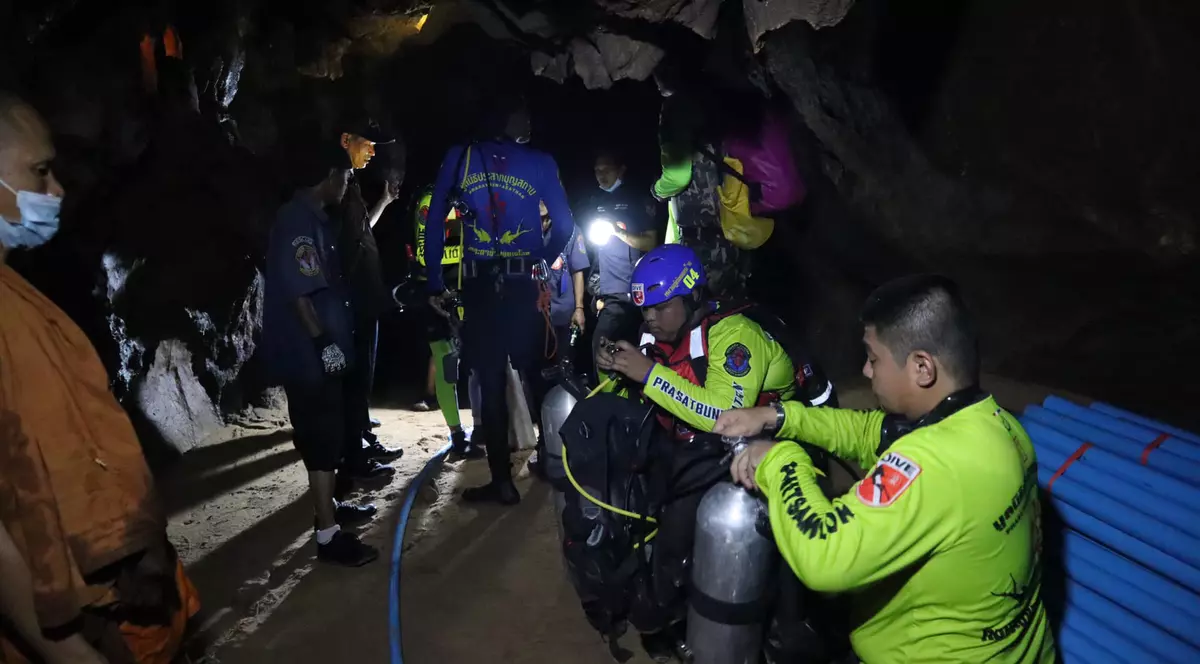 Un călugăr budist rămas blocat într-o peşteră inundată din Thailanda, salvat după patru zile