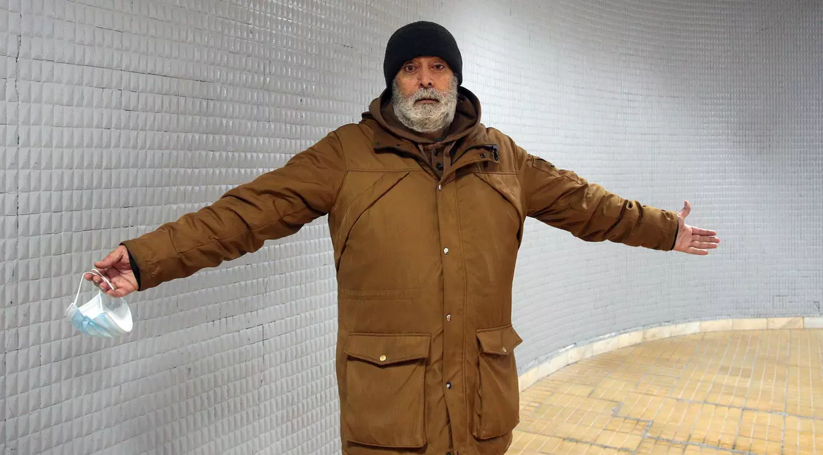 REPORTAJ. „Când mă gândesc la ziua de mâine, tremur tot”. Povestea iranianului, proprietar de-o viață al unui chioșc la metrou