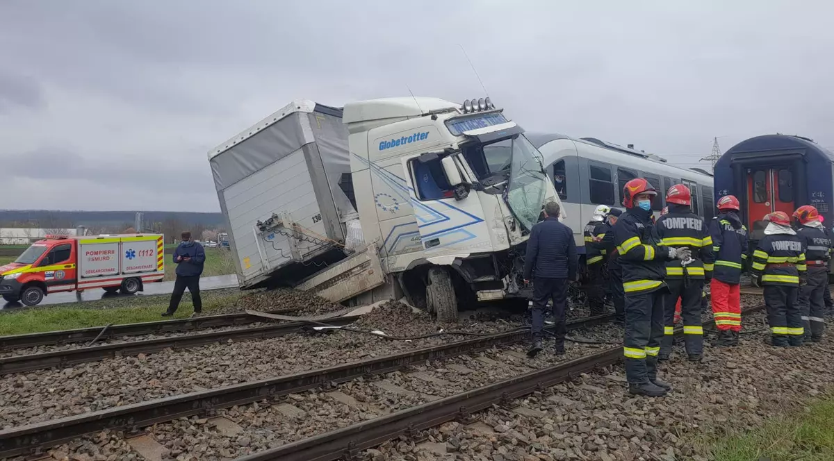 Accident feroviar în Vaslui, unde un TIR a fost lovit de două trenuri. Șoferul a scăpat nevătămat