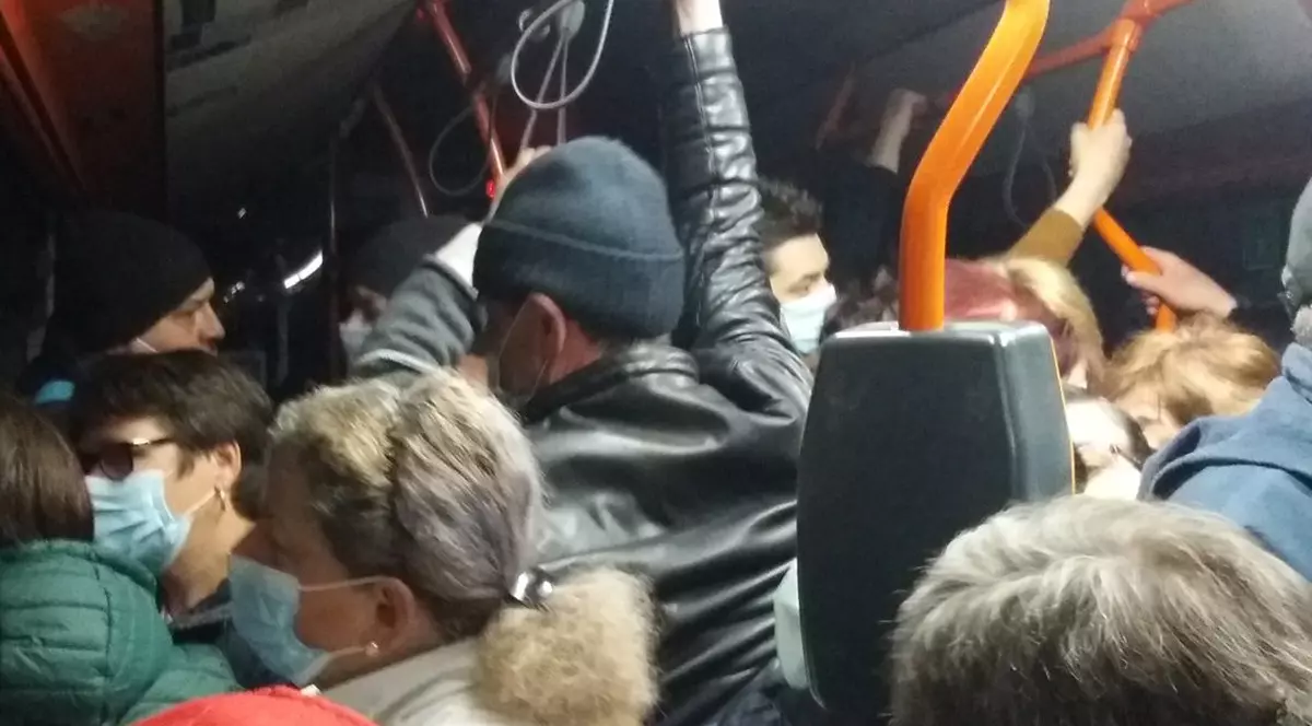 Cum arată distanțarea într-un autobuz care vine din Ilfov la București. „Așa este în fiecare zi”