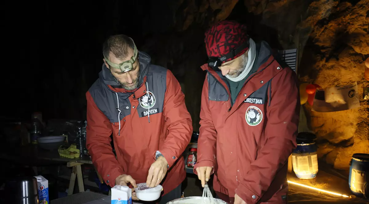 40 de zile în peșteră, fără ceas sau telefon. Experimentul prin care au trecut 15 oameni, în munții Pirinei