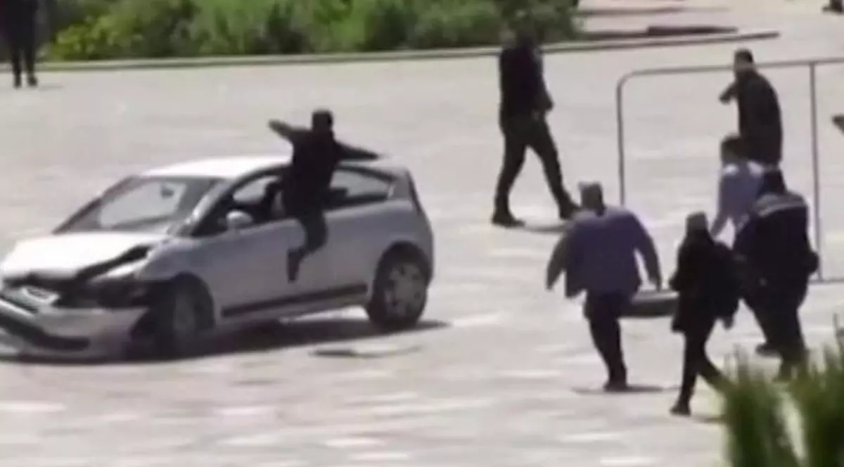 De teama unui atac terorist, un bărbat a sărit prin geamul unei mașini pentru a opri un șofer periculos