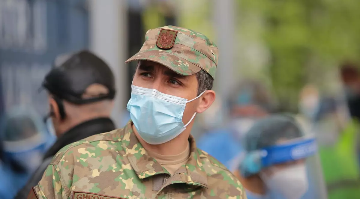 Valeriu Gheorghiță, vizită la centrul de vaccinare drive-thru din Piața Constituției foto: Dumitru Angelescu