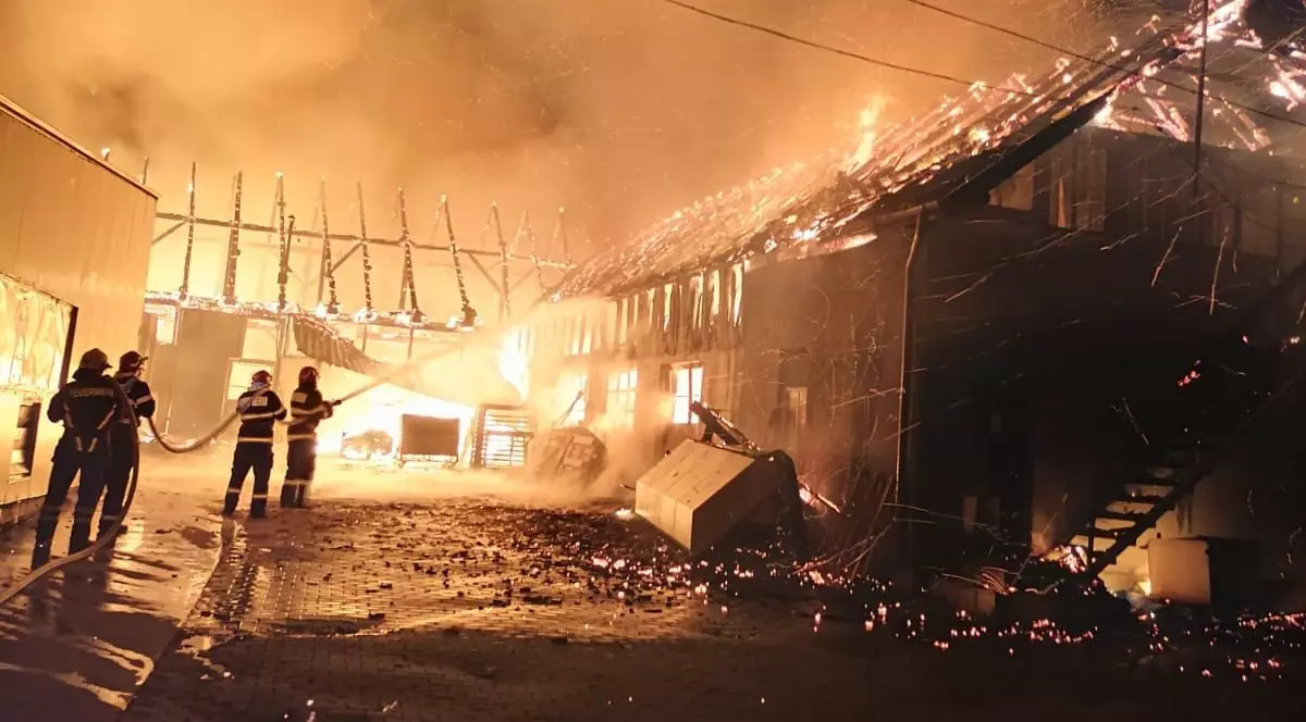 VIDEO | Incendiu puternic la o fabrică de mobilă din Reghin. Pompierii mureșeni au cerut ajutoare