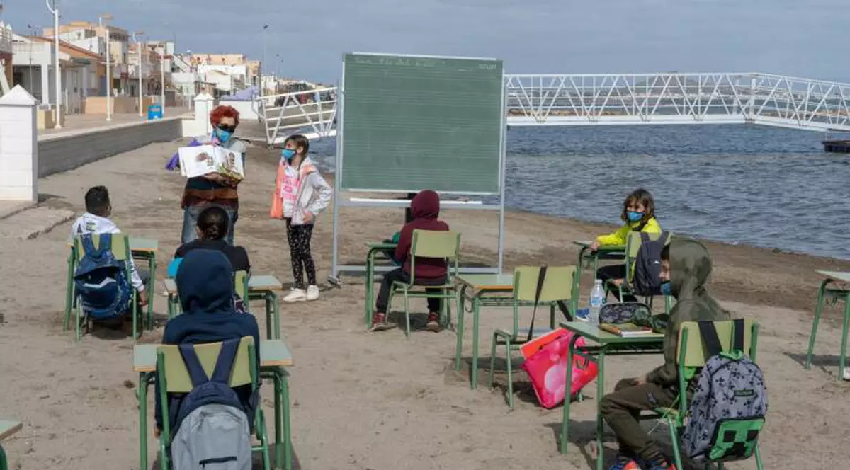 Ore pe plajă, soluția unei școli din Spania pentru cursuri sigure în pandemie