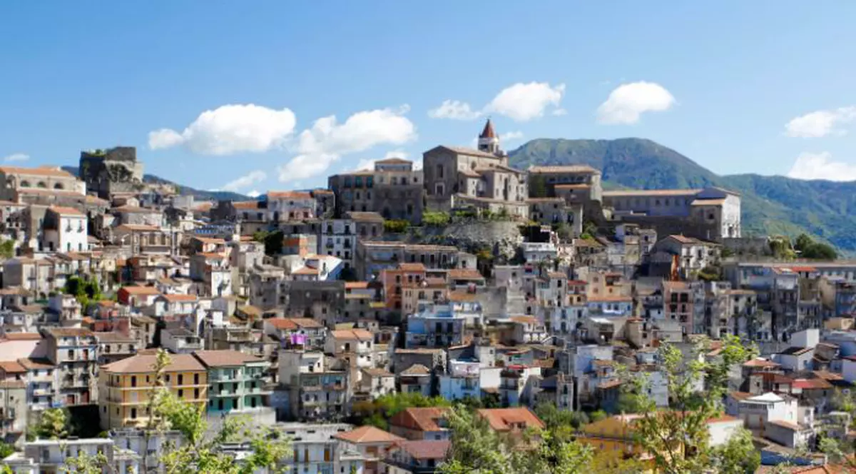 O localitate din Italia vinde 900 de case începând de la 1 euro. Condiția impusă cumpărătorilor