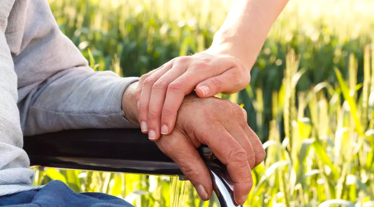 „Tata m-a văzut în sacul pentru cadavre. A murit pe loc”. După 42 de ani, un bărbat a revăzut-o pe asistenta care l-a salvat ca să-i mulțumească