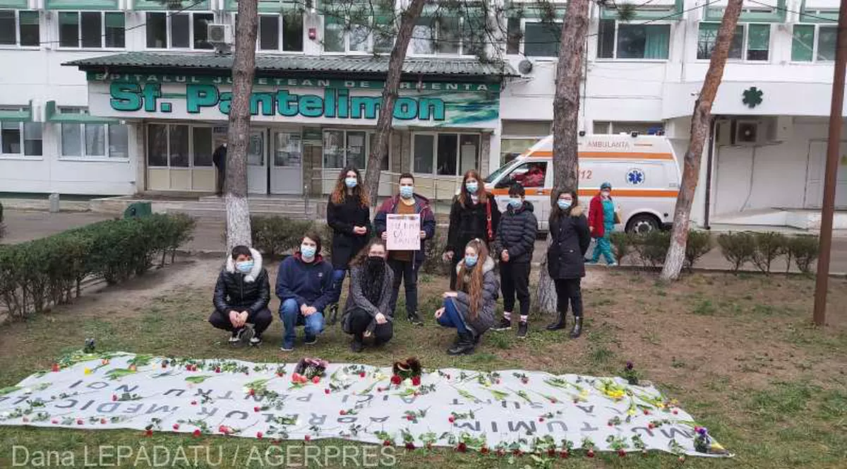 Flori pentru medicila Focșani. Foto: Agerpres