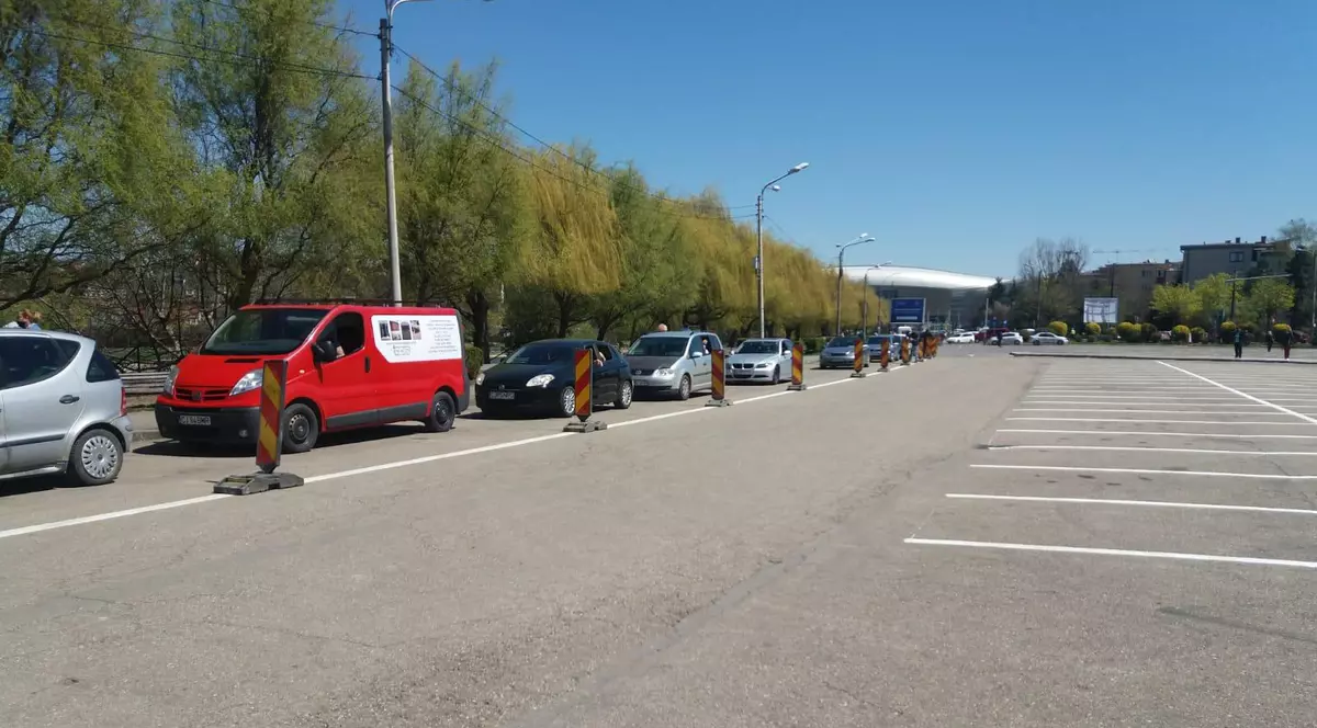 Coadă de mașini la centrul de vaccinare drive-thru din Cluj-Napoca