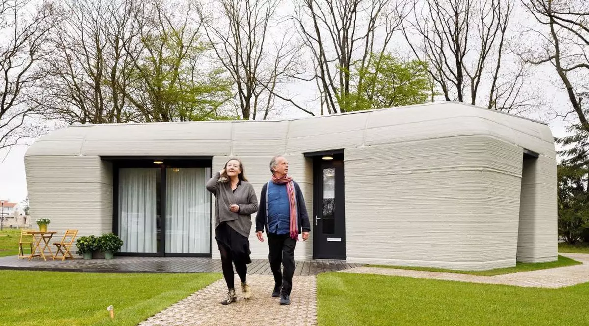 Un cuplu de olandezi s-a mutat în prima casă din Europa construită cu o imprimantă 3D. Cum arată locuința