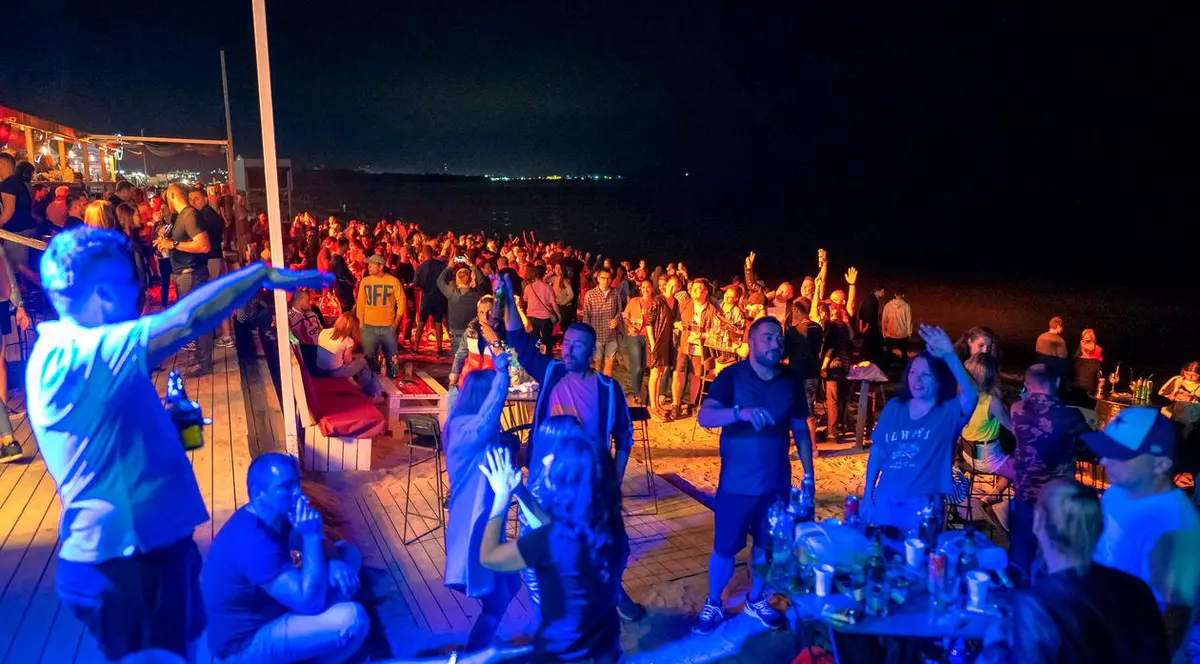 Cluburile de pe litoral rămân închise și în minivacanța de 1 mai. Ce alte reguli trebuie respectate