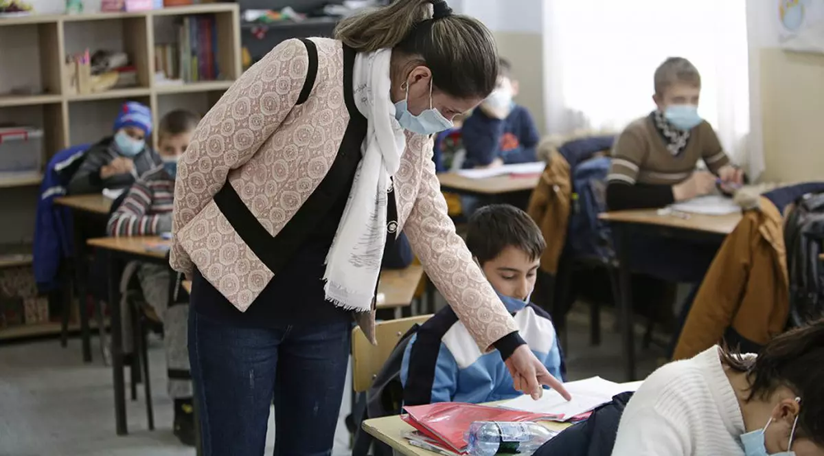 VIDEO Elevii revin la şcoală pe 5 mai. Când încep cursurile cei din clasele terminale