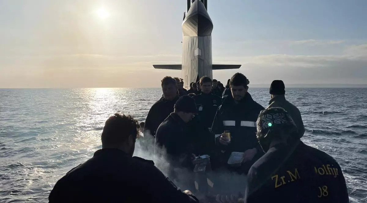 Echipajul unui submarin olandez, la grătar pe puntea navei