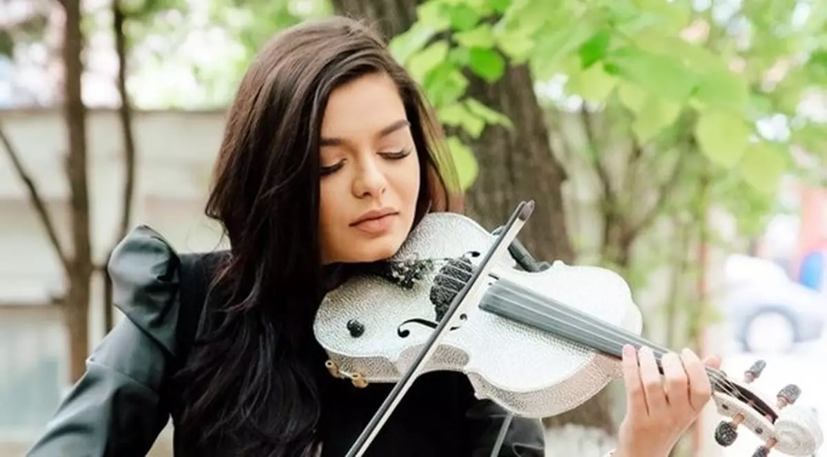 Raluca Răducanu de la „Românii au talent” ține recitaluri de vioară în fața spitalelor